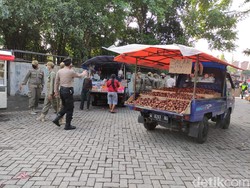 PKL yang Langgar PPKM di Sidoarjo Ditertibkan