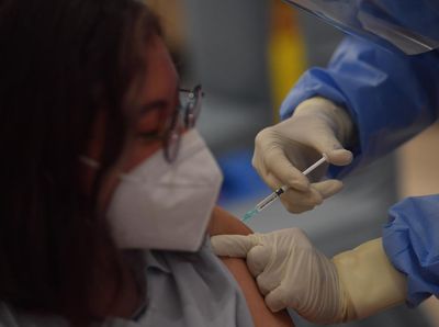 Ribuan Nakes di Surabaya Jalani Vaksinasi COVID-19