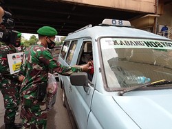 Sosialisasi Prokes di Pasar Tanah Abang, Anggota TNI-Polri Bagikan Masker