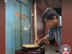 Tukang Martabak Super Teliti, Tuang Adonan sampai Potong Martabak Harus Sempurna