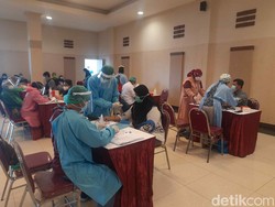 4.257 Nakes Jalani Vaksinasi COVID-19 di Graha YKP Surabaya