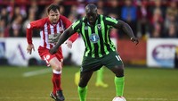 Inilah Adebayo Akinfenwa, pesepakbola yang pernah dijuluki paling kuat sedunia. Tak cuma paha, badannya memang gempal dan besar sekali! (Foto: Getty Images/Laurence Griffiths)
