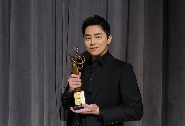 Aktor sekaligus penyanyi Jo Jung Suk meraih pengharaan untuk kategori OST dalam 30th Seoul Music Awards dari OST. Hospital Playlist - Aloha.