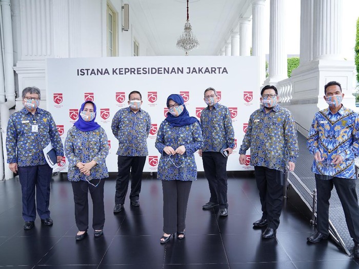 Anggota Ombudsman RI seusai bertemu Presiden Jokowi di Istana, Jakarta.