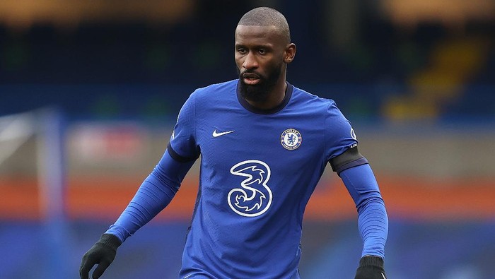 LONDON, ENGLAND - JANUARY 31:  Antonio Rudiger of Chelsea in action during the Premier League match between Chelsea and Burnley at Stamford Bridge on January 31, 2021 in London, England. Sporting stadiums around the UK remain under strict restrictions due to the Coronavirus Pandemic as Government social distancing laws prohibit fans inside venues resulting in games being played behind closed doors. (Photo by Julian Finney/Getty Images)