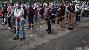 Antrean Panjang Penumpang KRL di Stasiun Bekasi