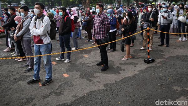 Antrean Panjang Penumpang KRL di Stasiun Bekasi