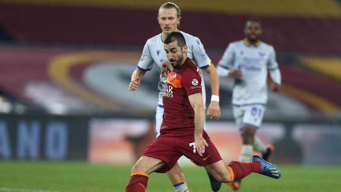 ROME, ITALY - JANUARY 31: Henrikh Mkhitaryan of Roma shoots during the Serie A match between AS Roma  and Hellas Verona FC at Stadio Olimpico on January 31, 2021 in Rome, Italy. Sporting stadiums around Italy remain under strict restrictions due to the Coronavirus Pandemic as Government social distancing laws prohibit fans inside venues resulting in games being played behind closed doors. (Photo by Paolo Bruno/Getty Images)