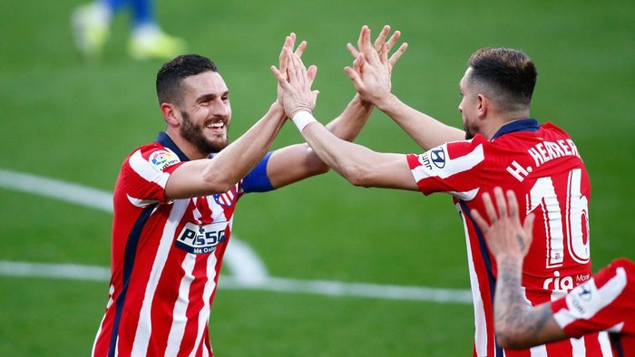CADIZ, SPAIN - JANUARY 31: Koke of Atletico de Madrid celebrates with team mate Hector Herrera after scoring their sides fourth goal during the La Liga Santander match between Cadiz CF and Atletico de Madrid at Estadio Ramon de Carranza on January 31, 2021 in Cadiz, Spain. Sporting stadiums around Spain remain under strict restrictions due to the Coronavirus Pandemic as Government social distancing laws prohibit fans inside venues resulting in games being played behind closed doors. (Photo by Fran Santiago/Getty Images)