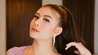 8 Potret Menawan Awkarin Jadi Bridesmaid, Gandeng 2 Mantan Pacarnya