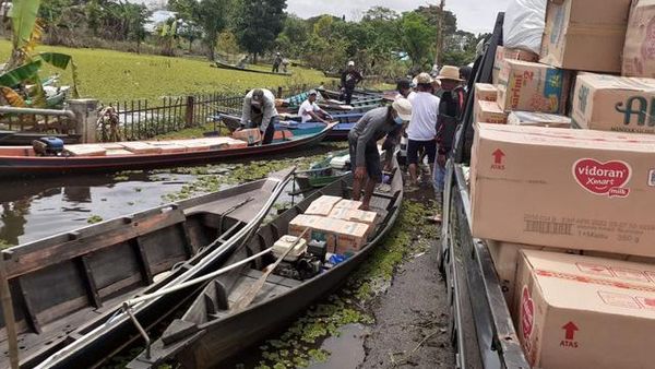 Bantuan Korban Banjir Kalsel Disalurkan Lewat Sampan