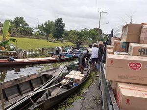 Bantuan Korban Banjir Kalsel Disalurkan Lewat Sampan Bantuan Korban Banjir Kalsel Disalurkan Lewat Sampan