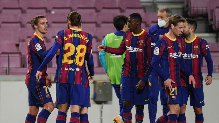 BARCELONA, SPAIN - JANUARY 31: Antoine Griezmann of Barcelona (L) celebrates with teammates after scoring their teams second goal during the La Liga Santander match between FC Barcelona and Athletic Club at Camp Nou on January 31, 2021 in Barcelona, Spain. Sporting stadiums around Spain remain under strict restrictions due to the Coronavirus Pandemic as Government social distancing laws prohibit fans inside venues resulting in games being played behind closed doors. (Photo by Alex Caparros/Getty Images)