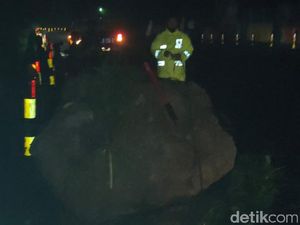 Batu Besar Jatuh dari Lereng ke Pantura Probolinggo, Lalin Sempat Terganggu Batu Besar Jatuh dari Lereng ke Pantura Probolinggo, Lalin Sempat Terganggu