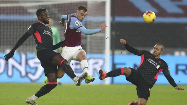 West Ham's Jarrod Bowen, center, is challenged by =lv27, left and Liverpool's Thiago during the English Premier League match between West Ham and Liverpool at the the London Stadium in London, Sunday, Jan. 31, 2021. (Clive Rose/Pool via AP)