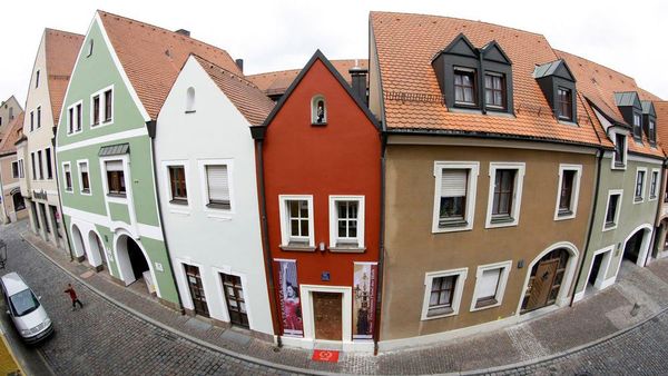 Ini Potret Hotel Terkecil Sedunia dengan Lebar 2,5 Meter Saja