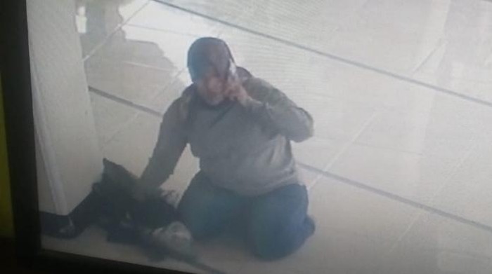 Emak-emak curi ponsel terekam CCTV di Pemalang. Emak-emak curi ponsel terekam CCTV di Pemalang.