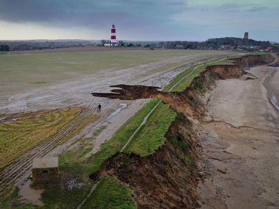 Erosi di Pantai Norfolk Inggris Makin Mengganas