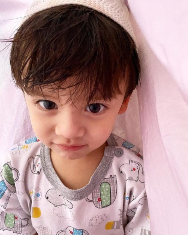 Fauzi / instagram.com (zeezeeshahab) Fauzi bermata besar