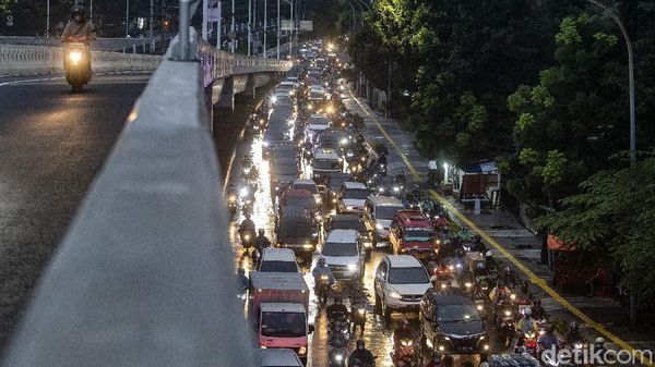 Flyover Tapal Kuda Belum Efektif Mengurai Macet