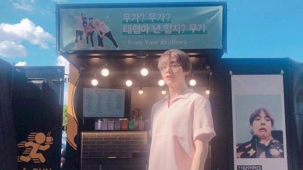 Food Truck untuk V BTS dikirim oleh Park Seo Joon sebagai ungkapan memberi semangat/Koreaboo/twitter.com