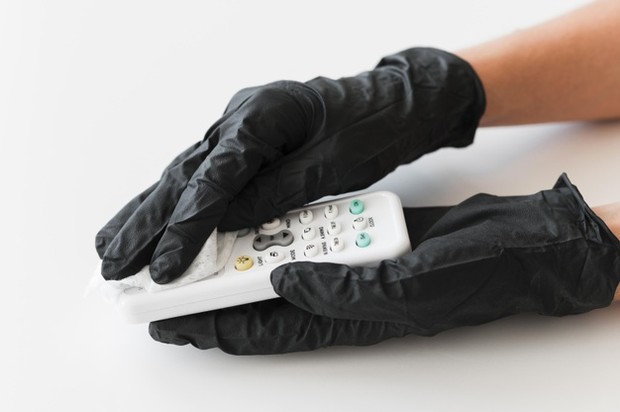 Karena sering dipegang oleh banyak orang, barang ini harus sering dibersihkan.