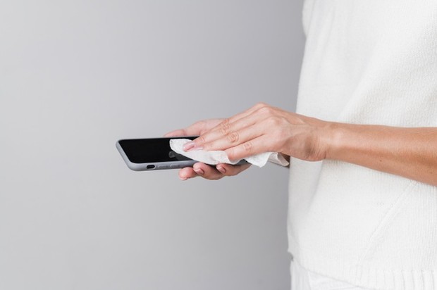 Orang selalu membawa dan memegang handphone kapan pun.