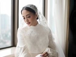 Detail Gaun Pengantin Ririn Ekawati, Gaya Vintage dengan Celemek Era 70-an