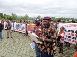 Geruduk Kantor Bupati Mimika, Massa Tuntut 9 Kepala Kampung Terpilih Dilantik