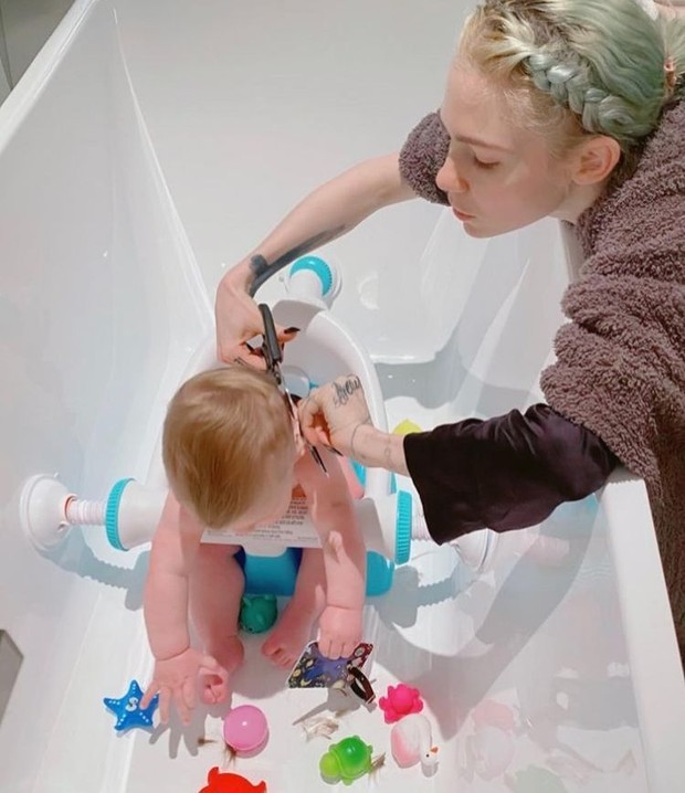 Grimes potong rambut anaknya dengan gaya unik Grimes potong rambut anaknya dengan gaya unik (instagram.com/grimeselon)