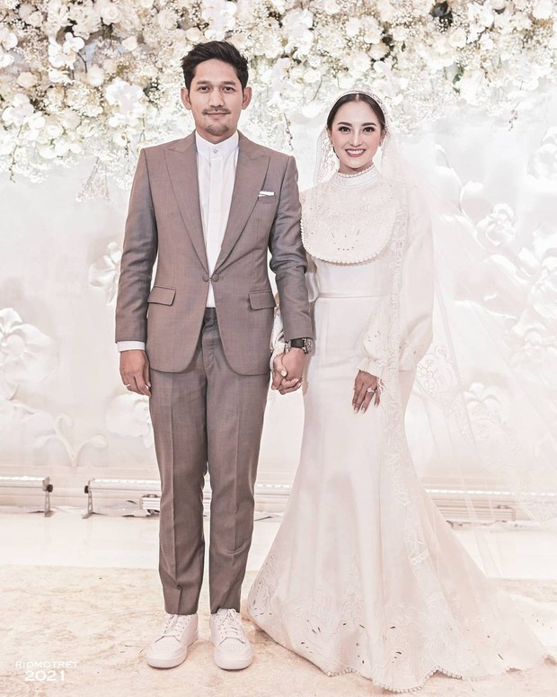 Ibnu Jamil memakai setelan jas SAS Design dalam hari pernikahannya/Sumber/Instagram/riomotret. Ibnu Jamil memakai setelan jas SAS Design dalam hari pernikahannya.