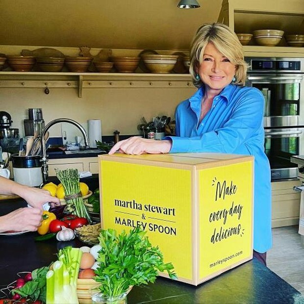 Menyusun beberapa rustic stoneware yang menampilkan warna dan pola serupa.