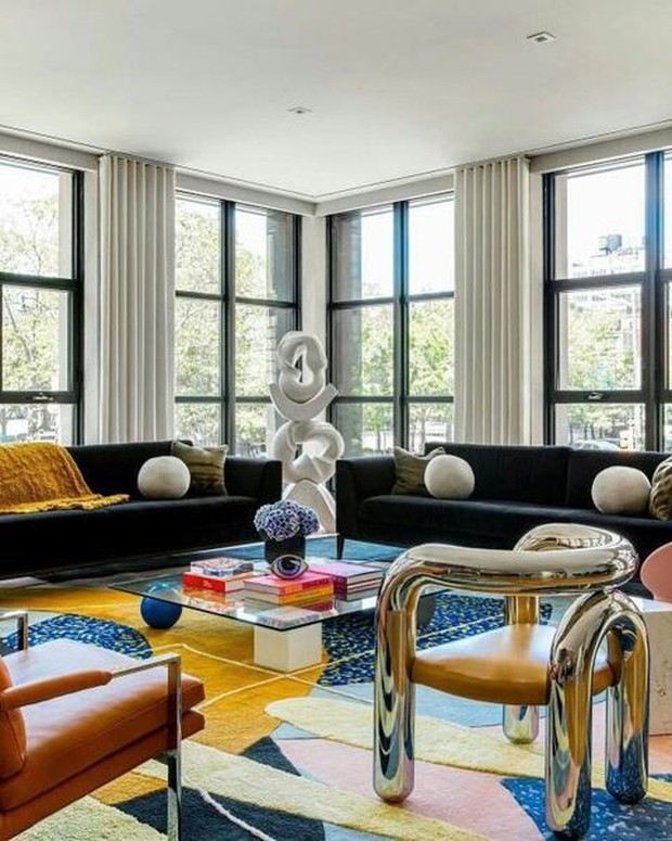 Permadani modern berfungsi untuk mengimbangi barang antik di sebuah ruang.