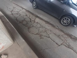 Jalan Amblas Dekat Pasar Sumber Arta Bahayakan Pemotor, Warga Minta Perbaikan