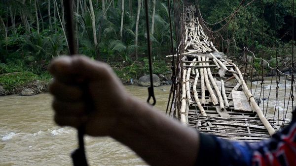 Potret Jembatan Rawayan yang Rusak di Garut