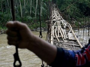 Potret Jembatan Rawayan yang Rusak di Garut