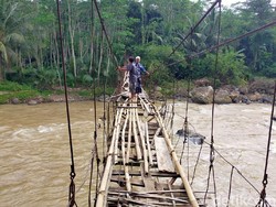 Rusak Parah, Jembatan Penghubung Garut-Tasik Tak Kunjung Diperbaiki