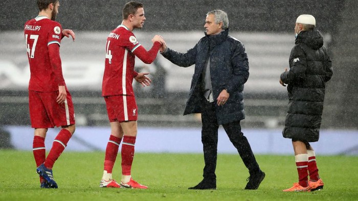 LONDON, ENGLAND - JANUARY 28: Jose Mourinho, Manager of Tottenham Hotspur shakes hands with Jordan Henderson of Liverpool during the Premier League match between Tottenham Hotspur and Liverpool at Tottenham Hotspur Stadium on January 28, 2021 in London, England. Sporting stadiums around the UK remain under strict restrictions due to the Coronavirus Pandemic as Government social distancing laws prohibit fans inside venues resulting in games being played behind closed doors. (Photo by Nick Potts - Pool/Getty Images)