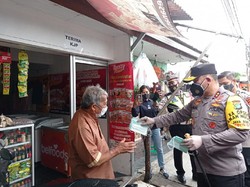 Sidak ke Zona Merah COVID di Pancoran, Kapolda Metro Bagikan Masker