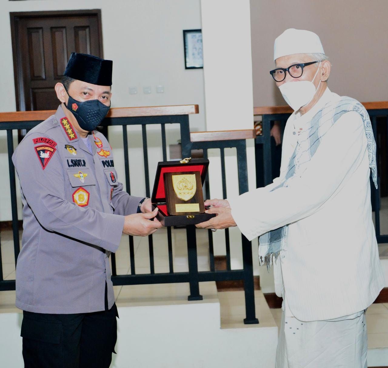 Kapolri Jenderal Listyo Sigit Prabowo melakukan kunjungan ke kediaman Ketua Umum Majelis Ulama Indonesia (MUI) K.H. Miftachul Akhyar