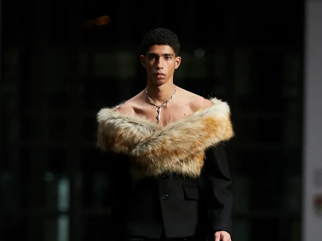 Gaun dan Bahu Terbuka Jadi Tren Fashion Pria 2021, Berminat?