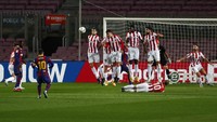 Lionel Messi di urutan ke-11. La Pulga butuh lima gol tendangan bebas lagi untuk menyamai catatan Koeman selaku pelatihnya di Barcelona saat ini. (Foto: AP/Joan Monfort)