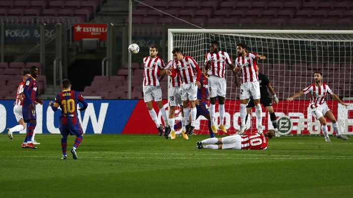 Barcelonas Lionel Messi, third left, scores his sides opening goal from a free kick during the Spanish La Liga soccer match between FC Barcelona and Athletic Bilbao at the Camp Nou stadium in Barcelona, Spain, Sunday, Jan. 31, 2021. (AP Photo/Joan Monfort)