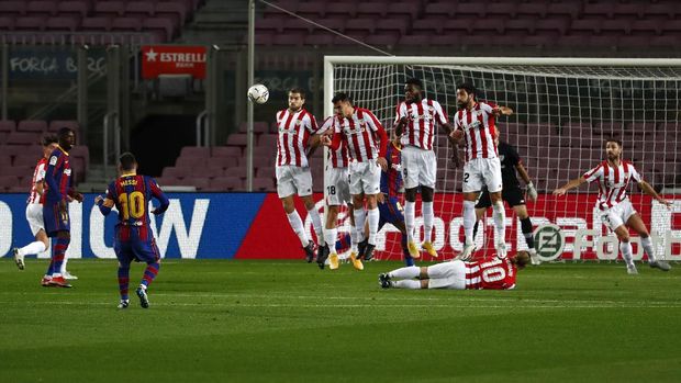 Barcelona's Lionel Messi, third left, scores his side's opening goal from a free kick during the Spanish La Liga soccer match between FC Barcelona and Athletic Bilbao at the Camp Nou stadium in Barcelona, Spain, Sunday, Jan. 31, 2021. (AP Photo/Joan Monfort)
