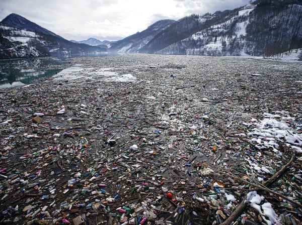Lautan Sampah Padati Danau di Serbia