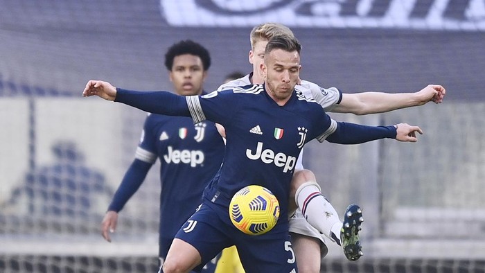Juventus Arthur goes for the ball during the Serie A soccer match between Juventus and Bologna, at the Allianz Stadium in Turin, Italy, Sunday, Jan. 24, 2021. (Fabio Ferrari/LaPresse via AP)