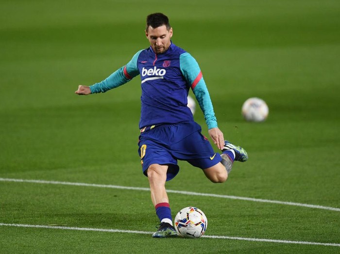 BARCELONA, SPAIN - JANUARY 31: Lionel Messi of Barcelona warms up ahead of the La Liga Santander match between FC Barcelona and Athletic Club at Camp Nou on January 31, 2021 in Barcelona, Spain. Sporting stadiums around Spain remain under strict restrictions due to the Coronavirus Pandemic as Government social distancing laws prohibit fans inside venues resulting in games being played behind closed doors. (Photo by Alex Caparros/Getty Images)