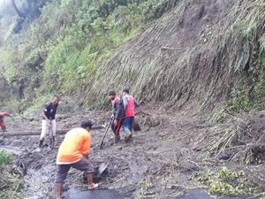 Butuh Alat Berat Bersihkan Longsor yang Tutup Akses ke Kawah Ijen Bondowoso