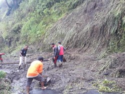 Butuh Alat Berat Bersihkan Longsor yang Tutup Akses ke Kawah Ijen Bondowoso