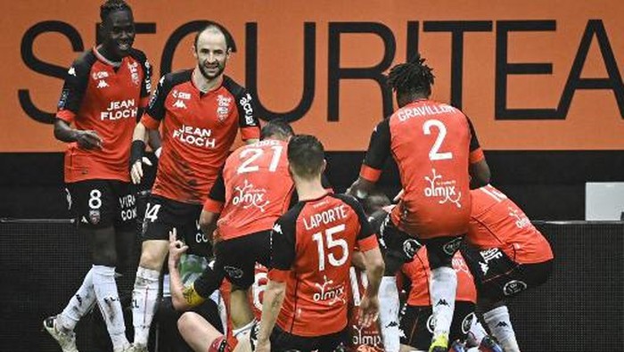 Lorients French forward Yoane Wissa (unseen) celebrates with teammates after scoring a goal during the French L1 football match between FC Lorient and Paris Saint-Germain at the Stade Yves-Allainmat stadium, in Lorient, western France, on January 31, 2021. (Photo by DAMIEN MEYER / AFP)